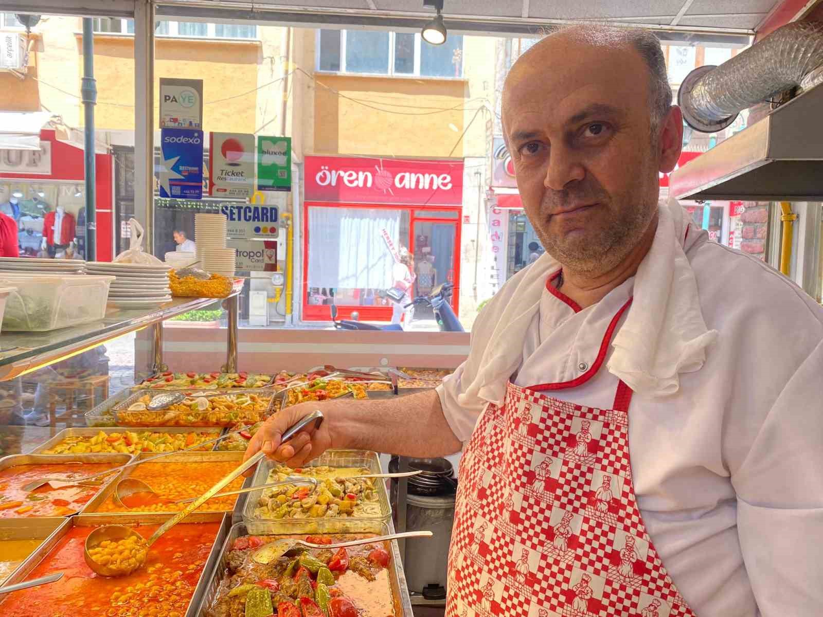 Sıcaktan bunalan aş&ccedil;ı &ccedil;areyi havluda buldu
