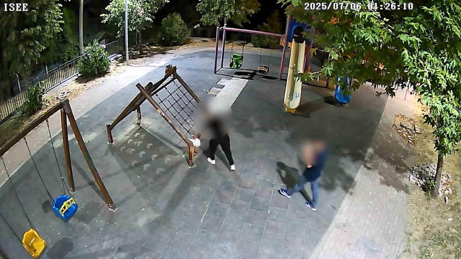 Yalova’da parktaki kameraları kıran şüpheliler kamerada