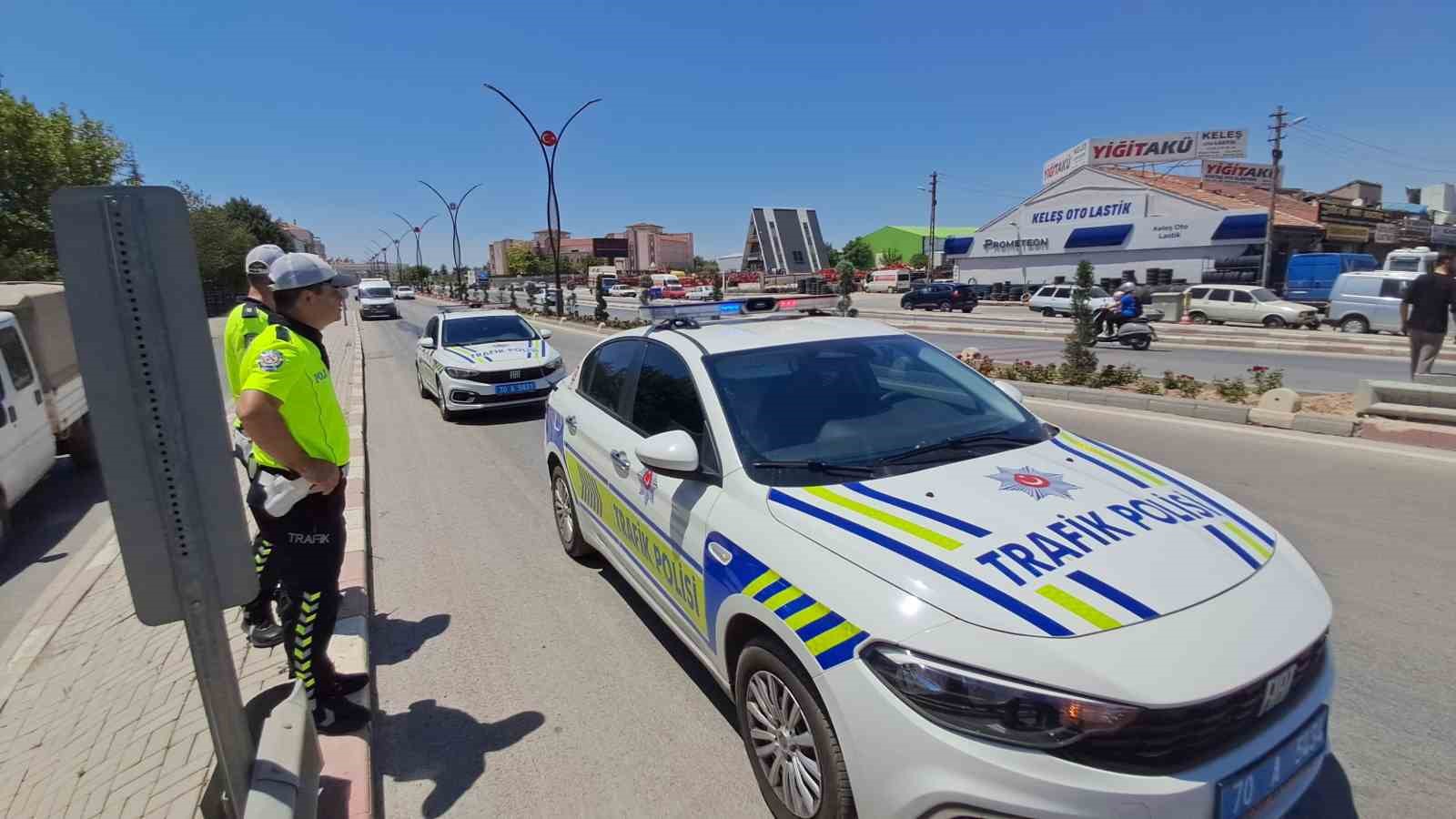 Karaman&rsquo;da yola d&ouml;k&uuml;len yağ kazaya neden oldu: 1 yaralı
