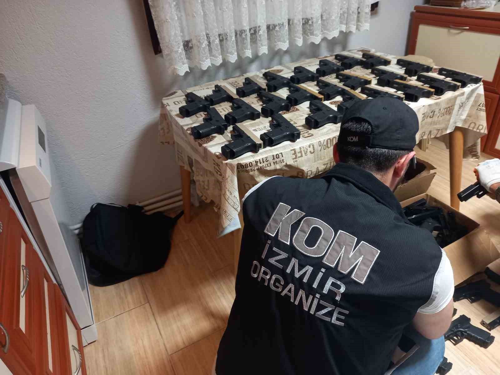 İzmir&rsquo;de yasa dışı silah ticareti operasyonu: 9 tutuklama
