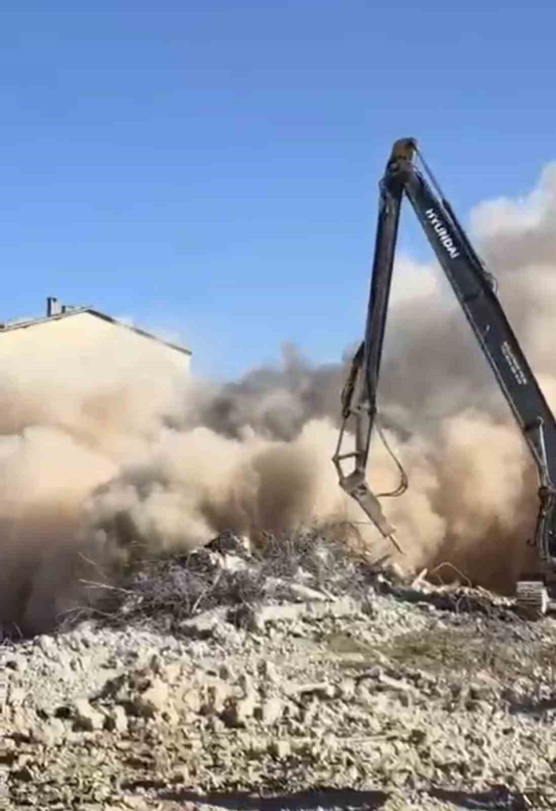 Elazığ&rsquo;da ağır hasarlı binaların yıkımları s&uuml;r&uuml;yor: Tek dokunuş ile yıkıldı
