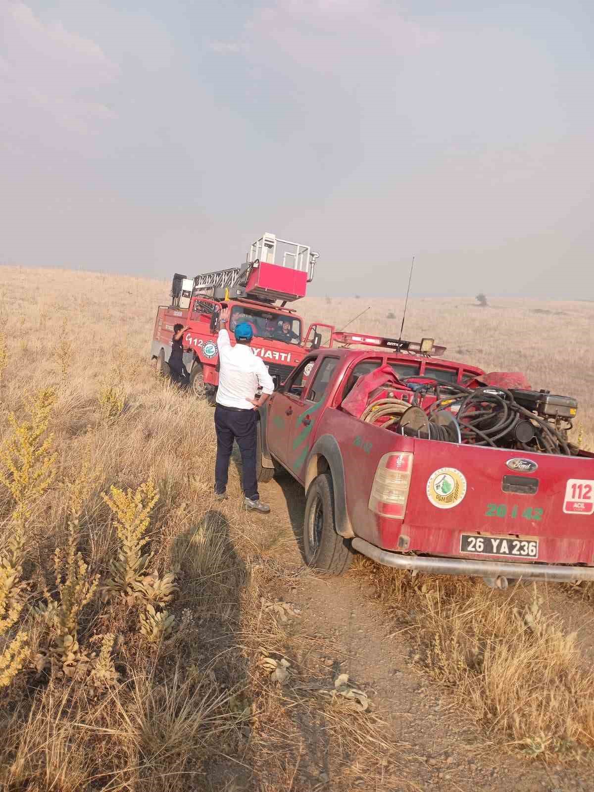 Tarla ve ormandan oluşan 2 bin dekarlık alanın k&uuml;l olduğu yangın kontrol altına alındı
