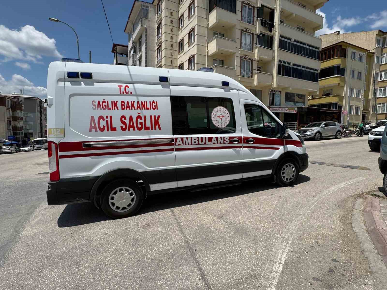 Park halindeki kamyonete çarpan otomobil sürücüsü yaralandı