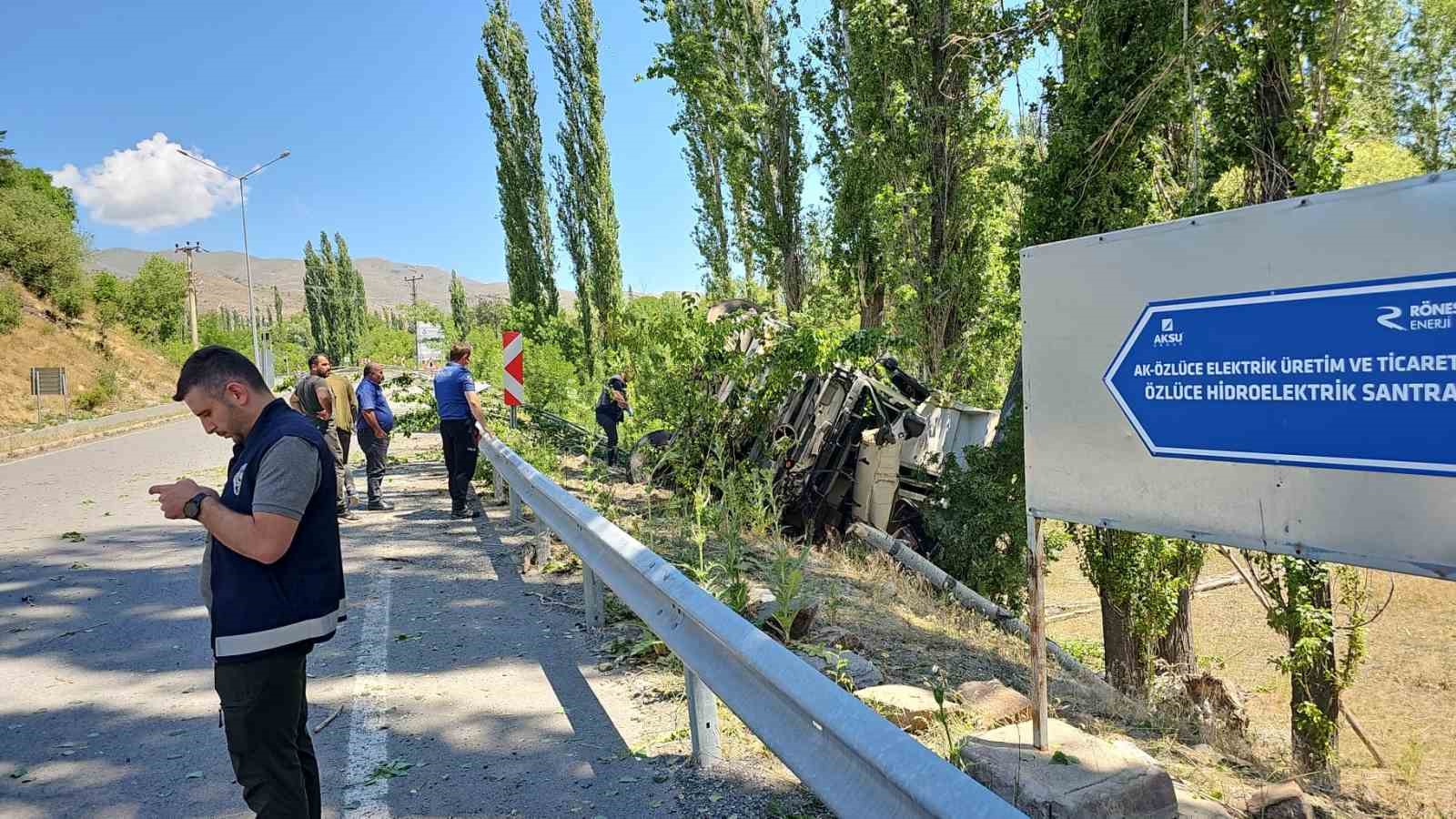 Freni boşalan kamyon u&ccedil;uruma yuvarlandı: 1 &ouml;l&uuml;
