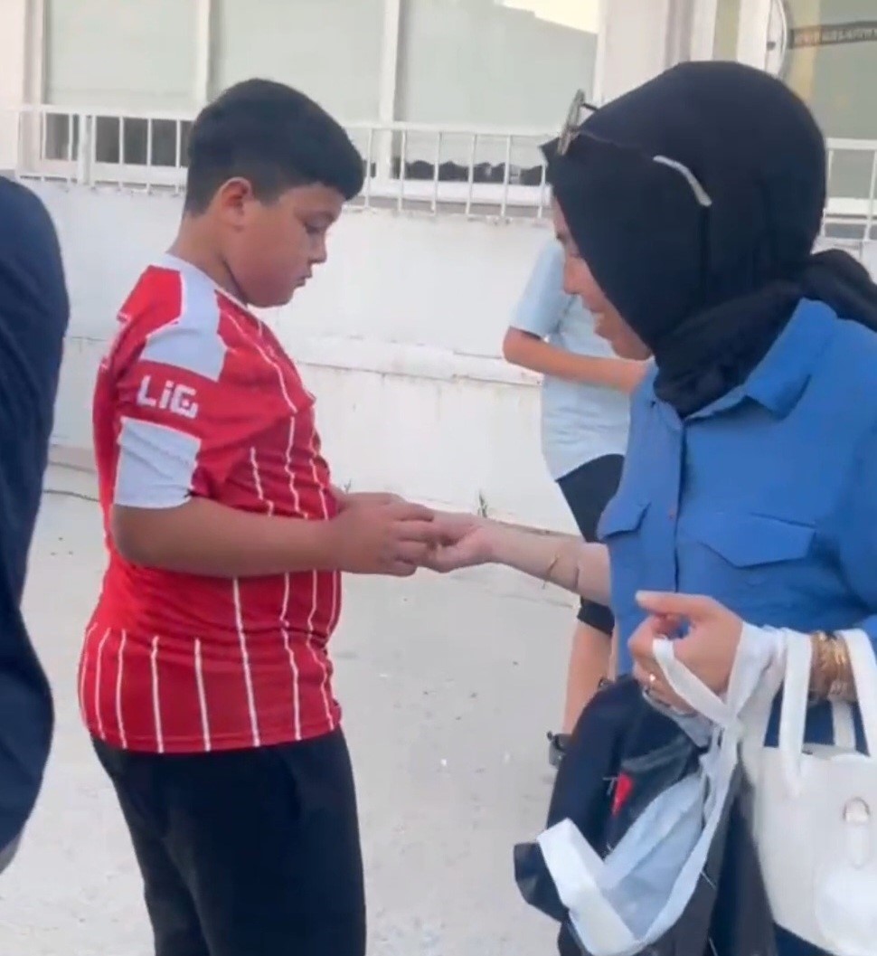 Unutulan gelenek canlandı: Kadın muhtar, mahalleliyi davul-zurnayla d&uuml;ğ&uuml;ne davet etti
