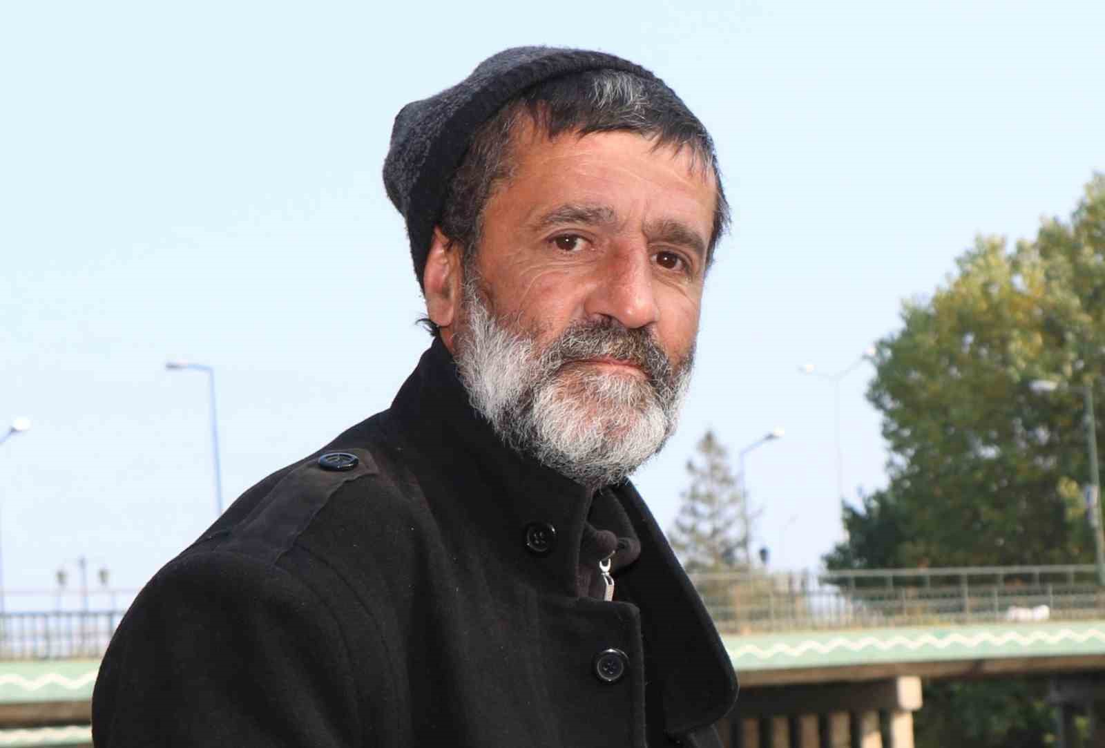 Farelerle dostluğu ile bilinen adam, otob&uuml;s durağında &ouml;l&uuml; bulundu
