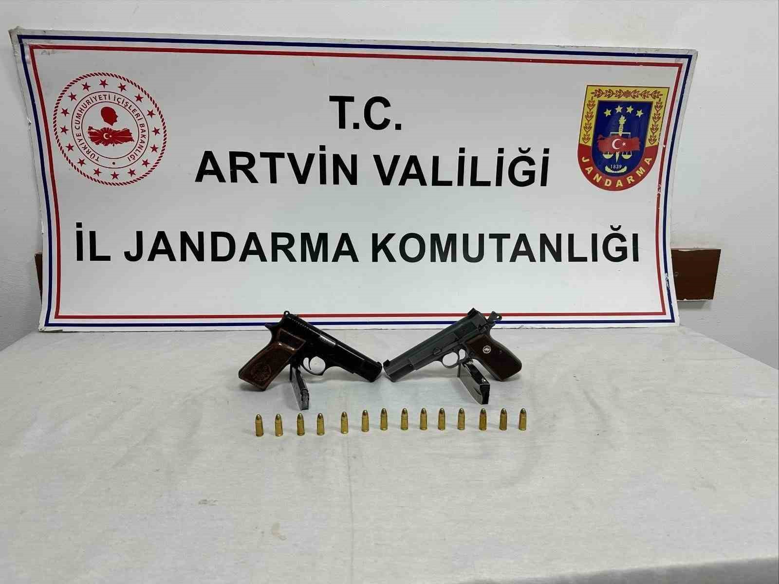 Artvin’de silah sesleri üzerine yapılan kontrolde ruhsatsız tabanca ele geçirildi