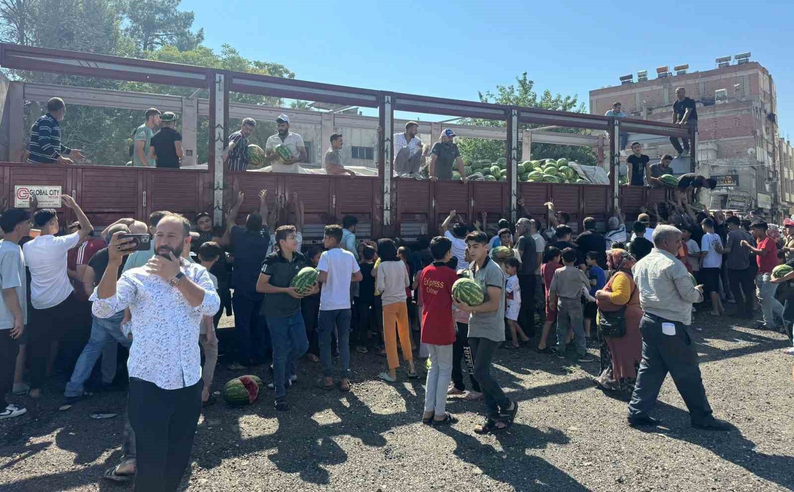 Vatandaşa 27 ton karpuz dağıttı