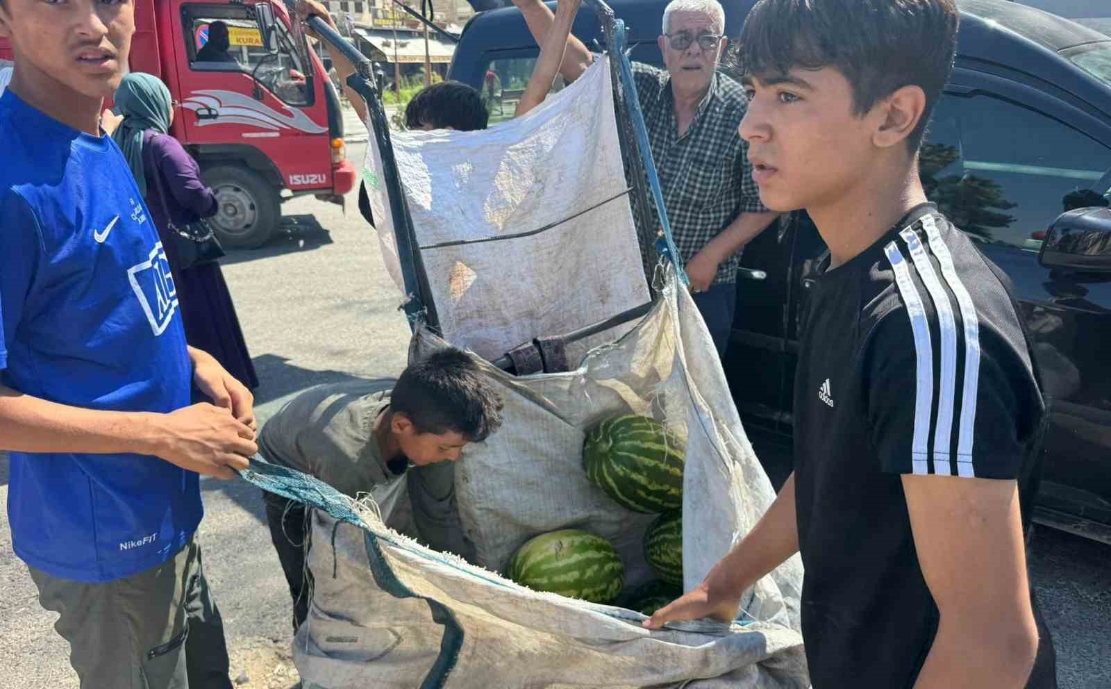 Vatandaşa 27 ton karpuz dağıttı
