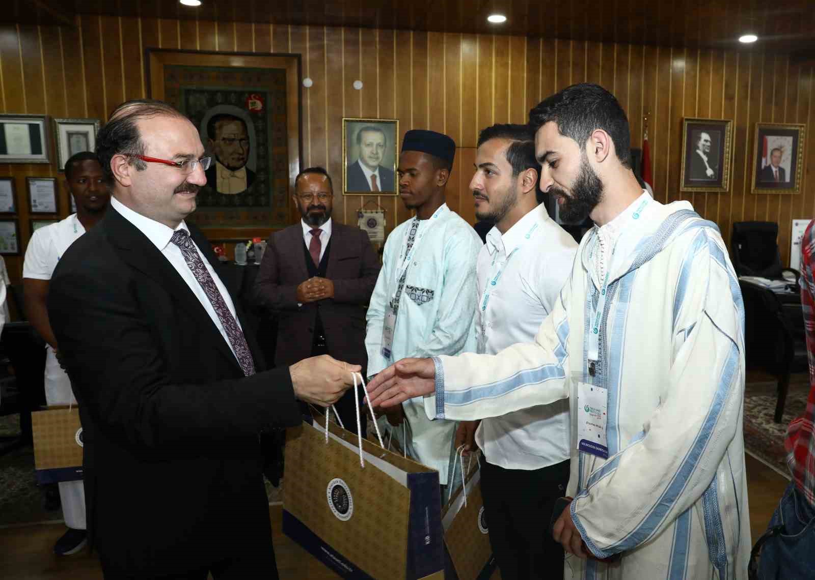 Rektör Hacımüftüoğlu, 15 ülkeden yaz okulu için Atatürk Üniversitesine gelen öğrencileri misafir etti
