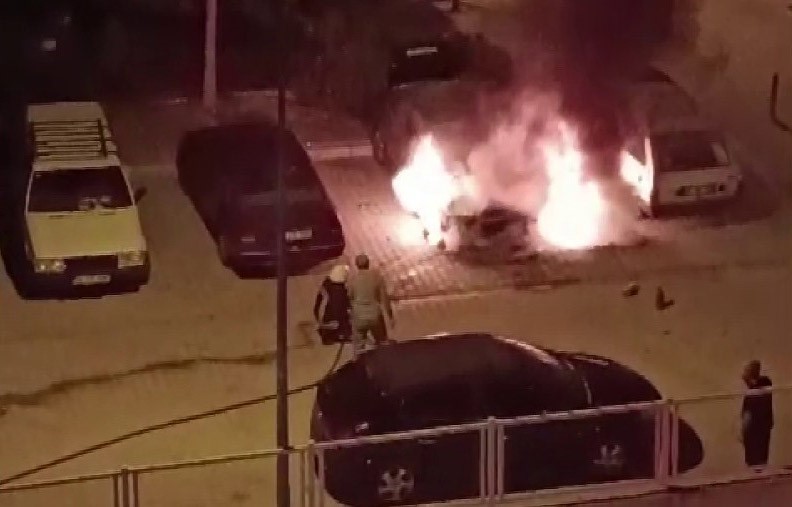 Karaman’da park halindeki otomobil alev alev yandı