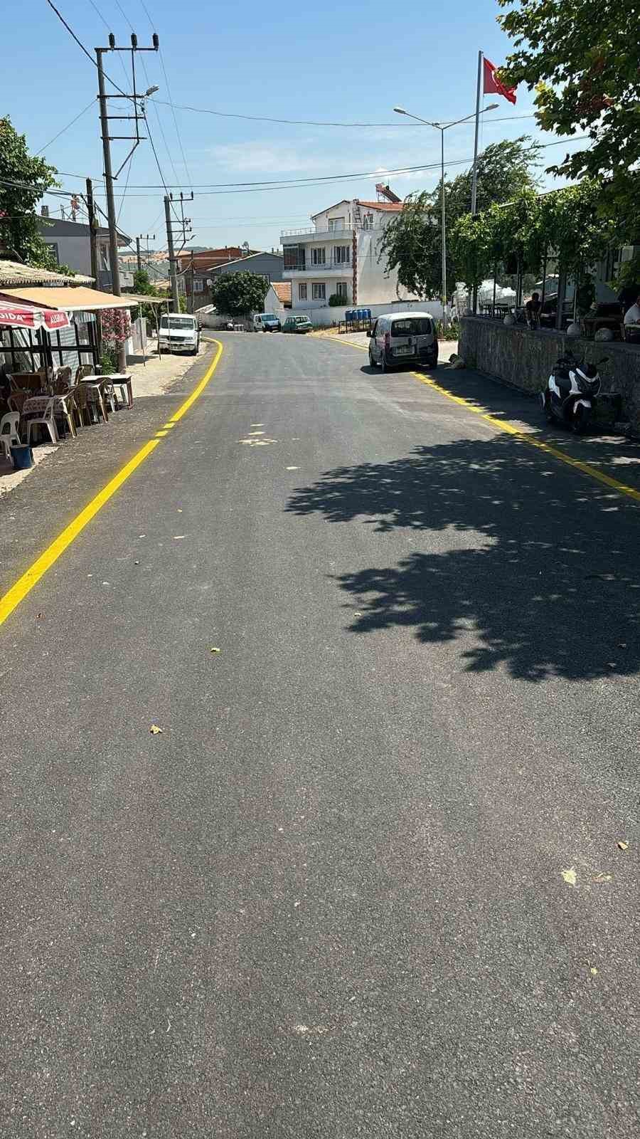 Çanakkale’de köy yollarında sıcak asfalt dökme çalışmaları hız kesmeden devam ediyor