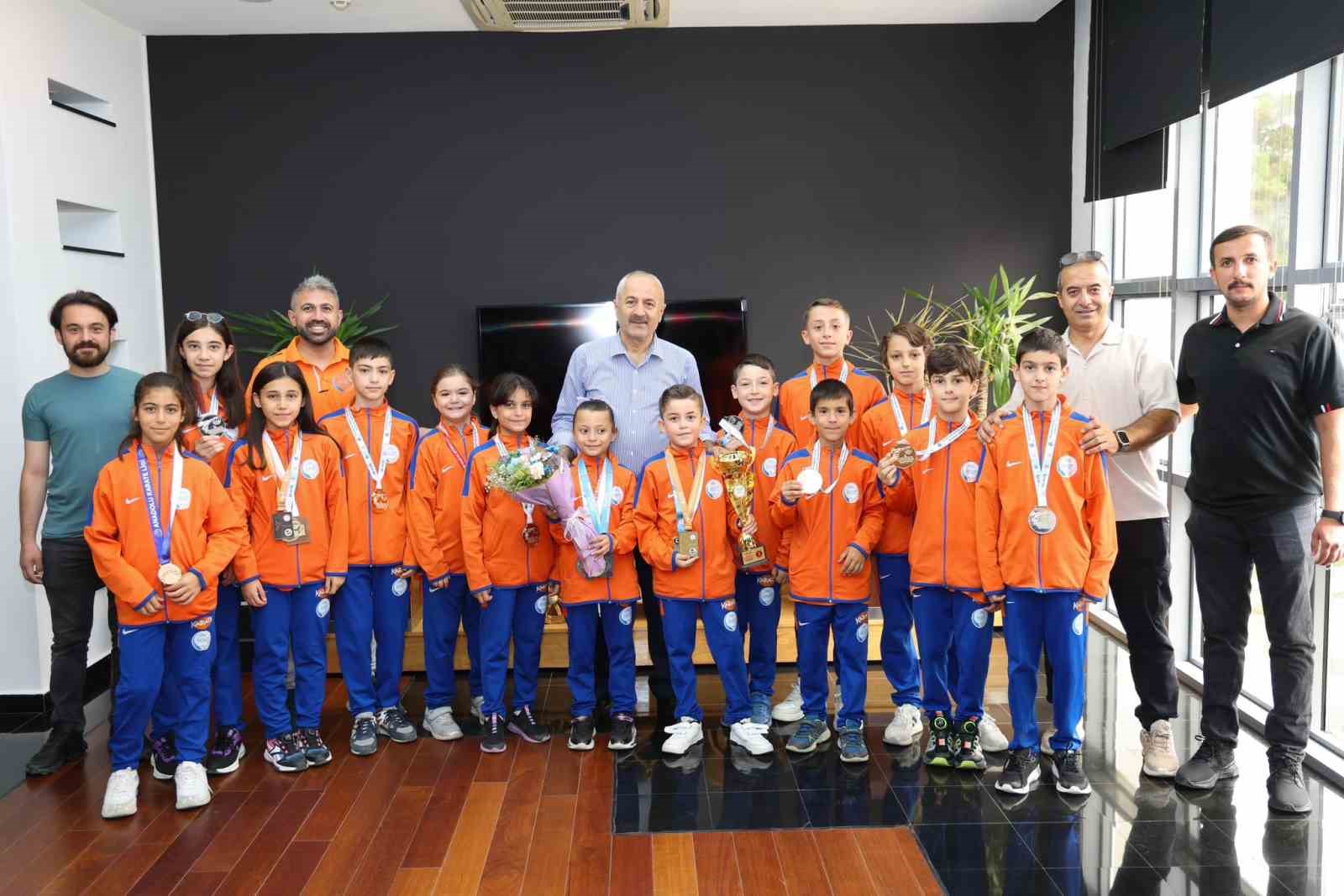 Başarılı karatecilerden Başkan Büyükgöz’e ziyaret
