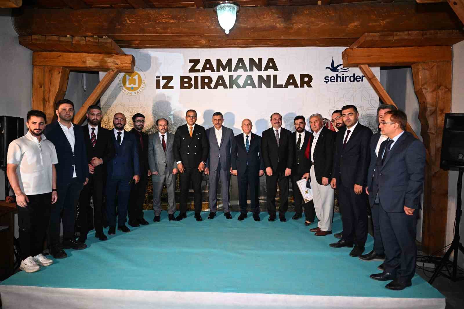 Zamana iz bırakanlara teşekkür ve plaket