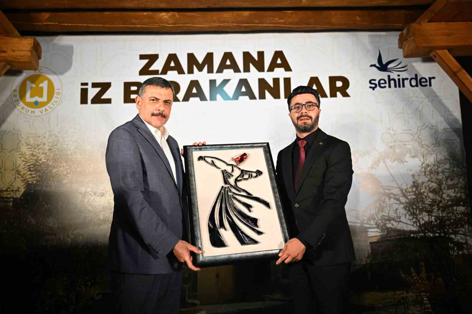Zamana iz bırakanlara teşekk&uuml;r ve plaket
