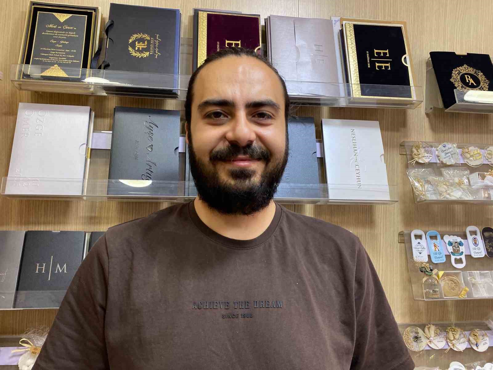 Çiftleri çizgi film karakteri gibi resmederek düğün davetiyesi oluşturuyor
