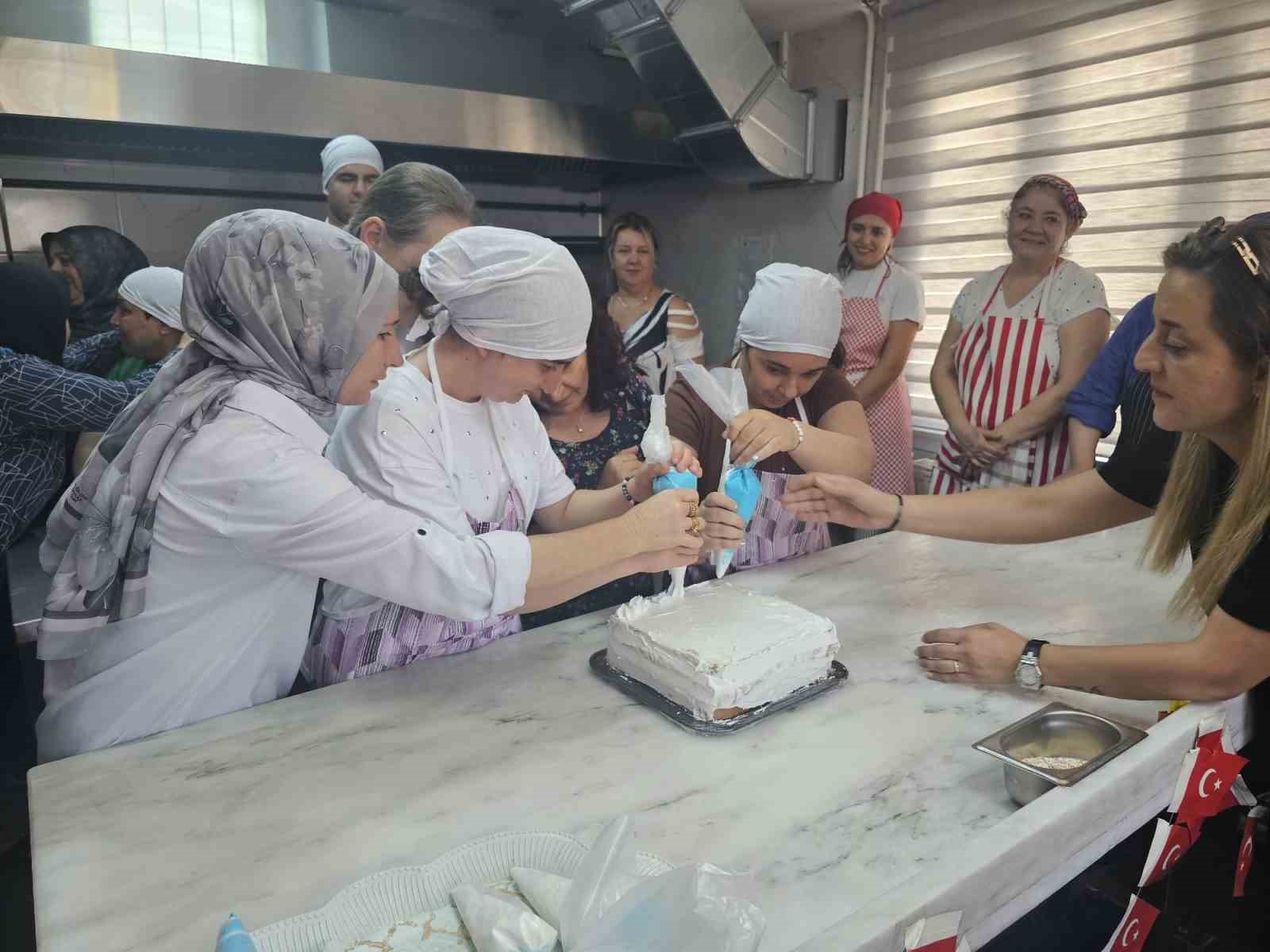 Bornova Halk Eğitim Merkezi’nde pasta atölyesi buluşması