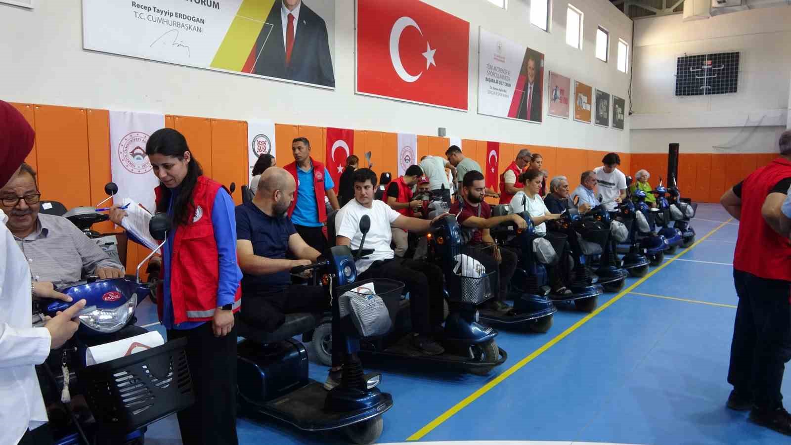 Adıyaman’da 41 akülü sandalye depremzede vatandaşlara teslim edildi