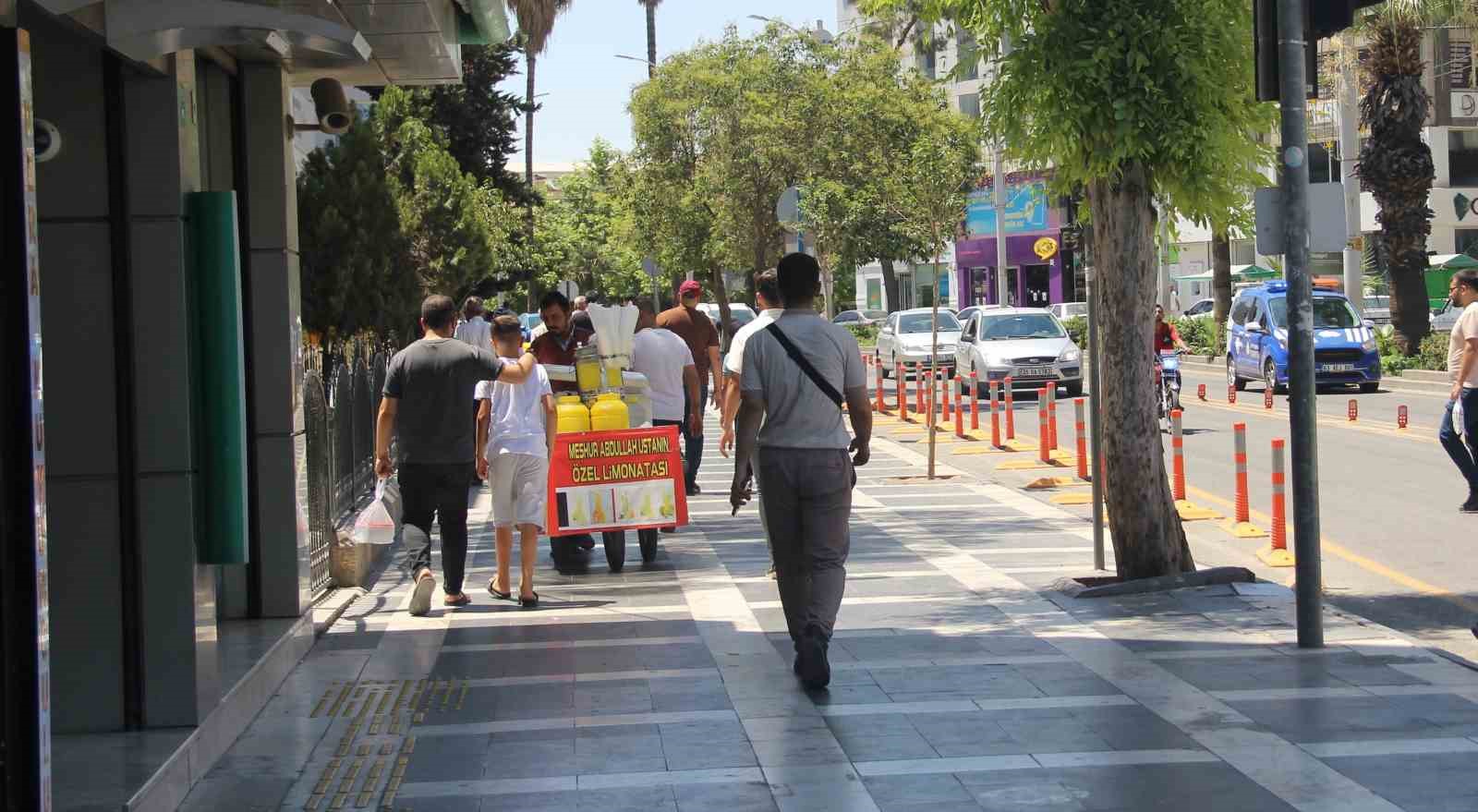Şanlıurfa’da vatandaşlar terör örgütü PKK’nın silah bırakmasını sevinçle karşıladı