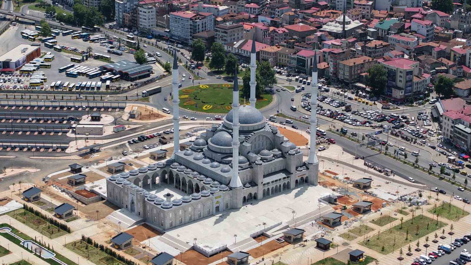 Doğu Karadeniz’in en büyük camisi Hanife Hatun Camii ibadete açıldı
