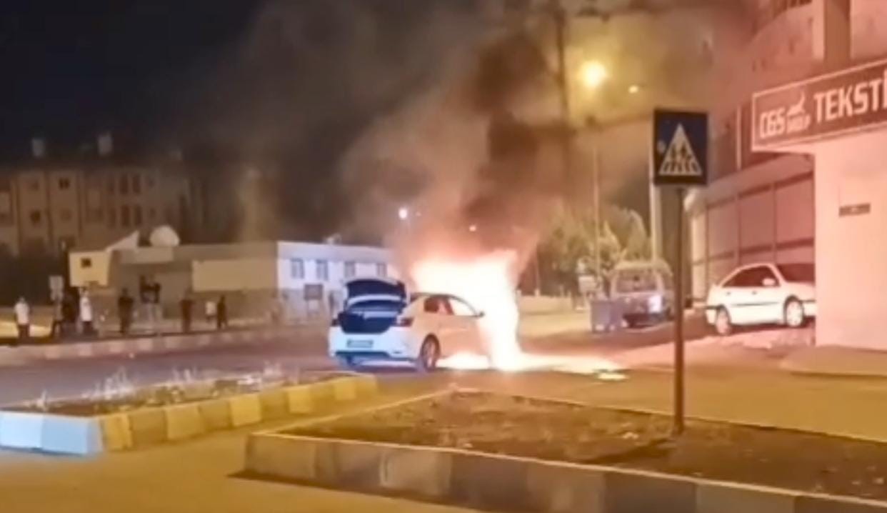 Şanlıurfa’da ilginç olay, 1 otomobil yandı, 3 tanesi ise kaza yaptı