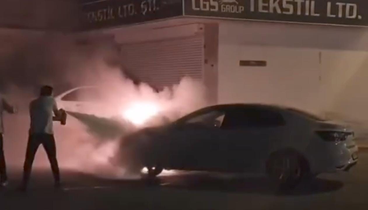 Şanlıurfa&rsquo;da ilgin&ccedil; olay, 1 otomobil yandı, 3 tanesi ise kaza yaptı
