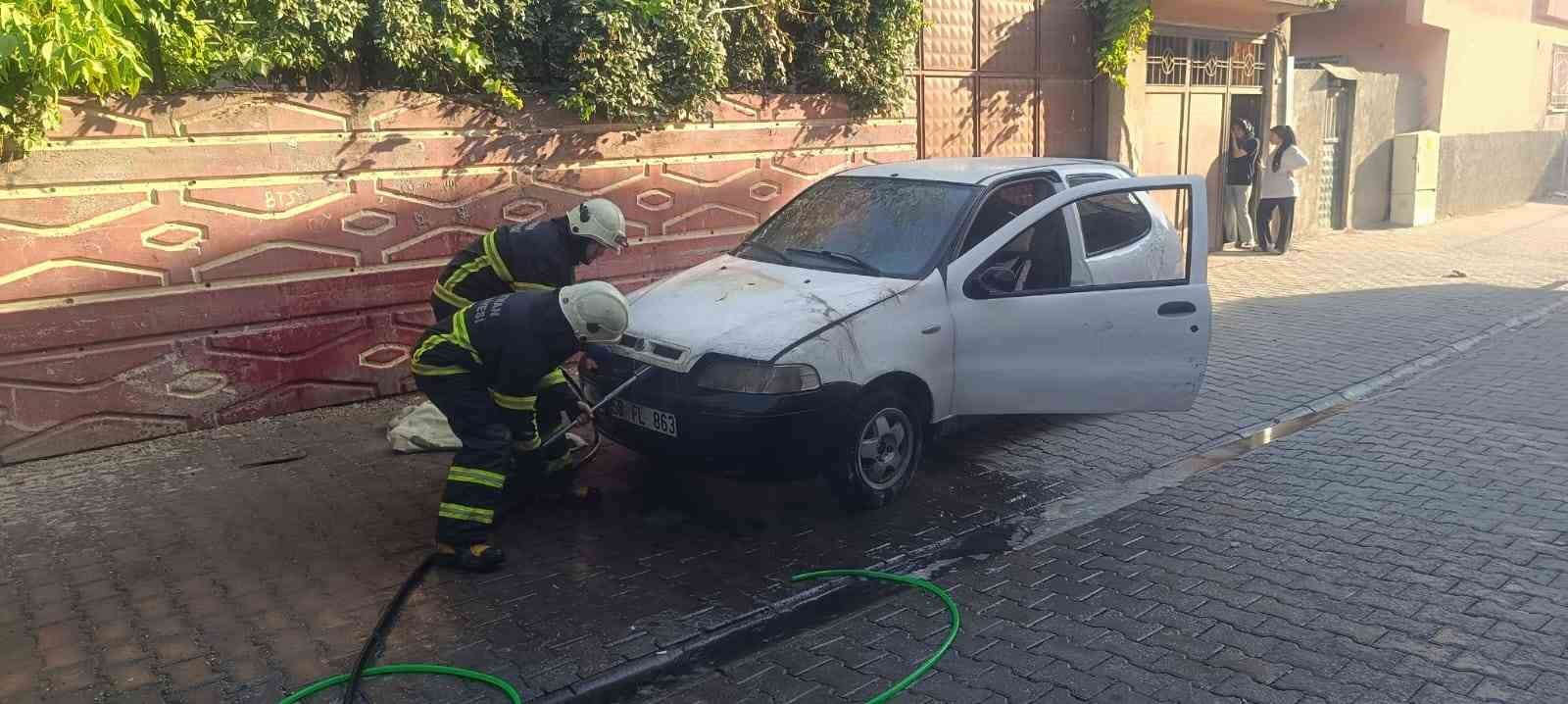 Batman’da park halindeki otomobil alev aldı