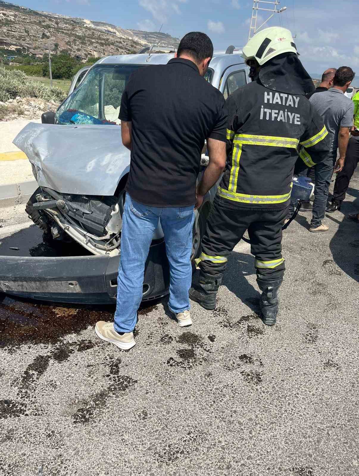 Samandağ&rsquo;da trafik kazası: 3 yaralı
