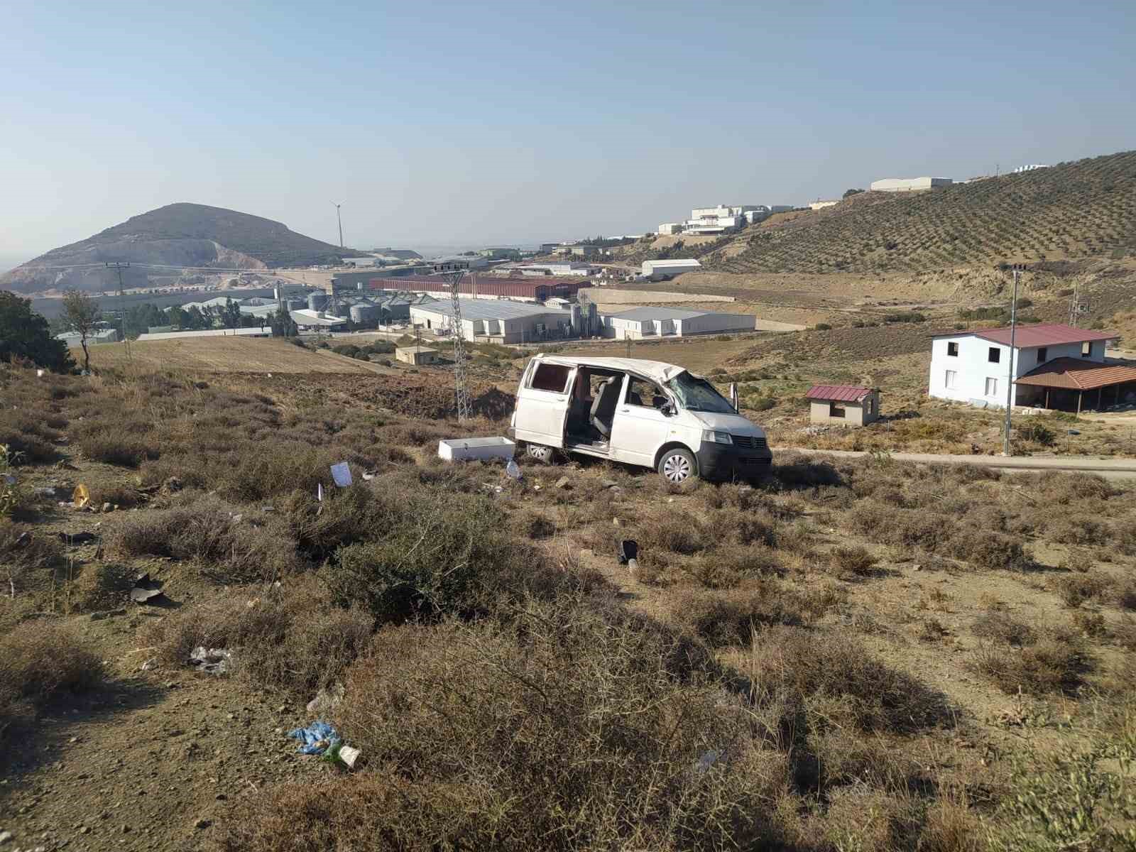 Hatay’da şarampole devrilen minibüsün sürücüsü yaralandı