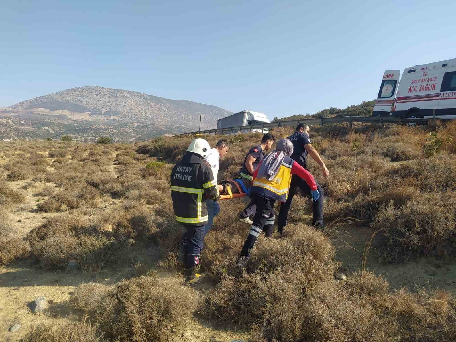 Hatay’da şarampole devrilen minibüsün sürücüsü yaralandı