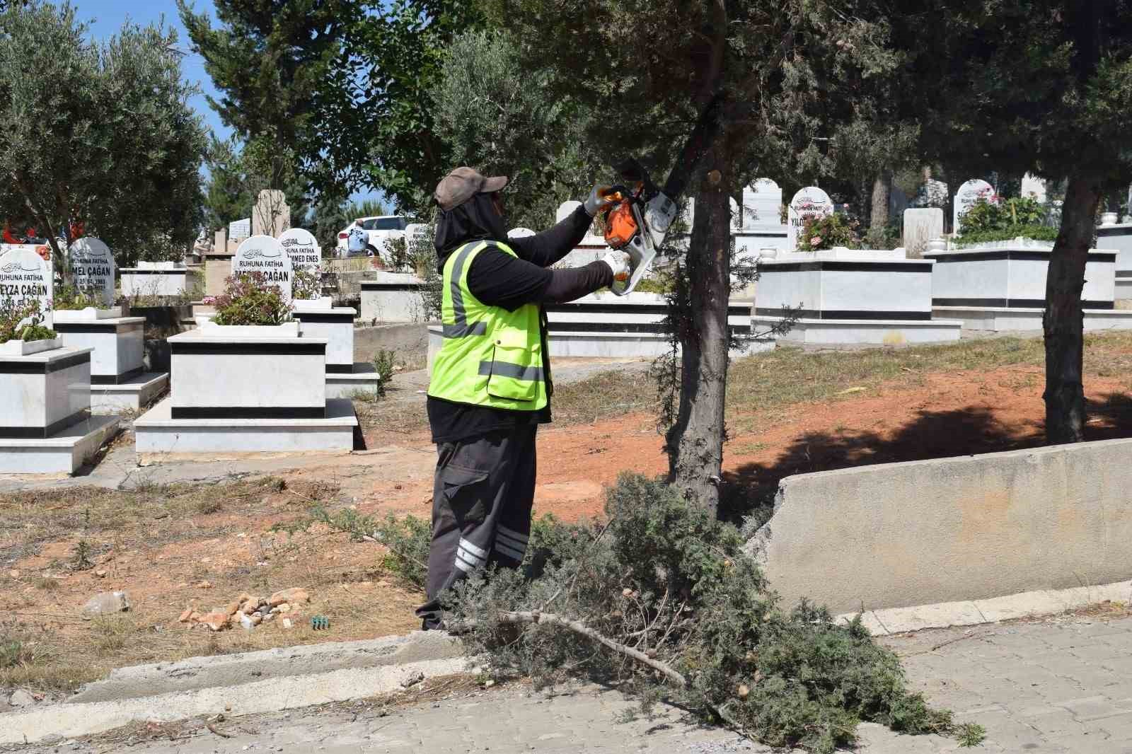 HBB, mezarlıklarda bakım ve onarım &ccedil;alışmalarını s&uuml;rd&uuml;r&uuml;yor
