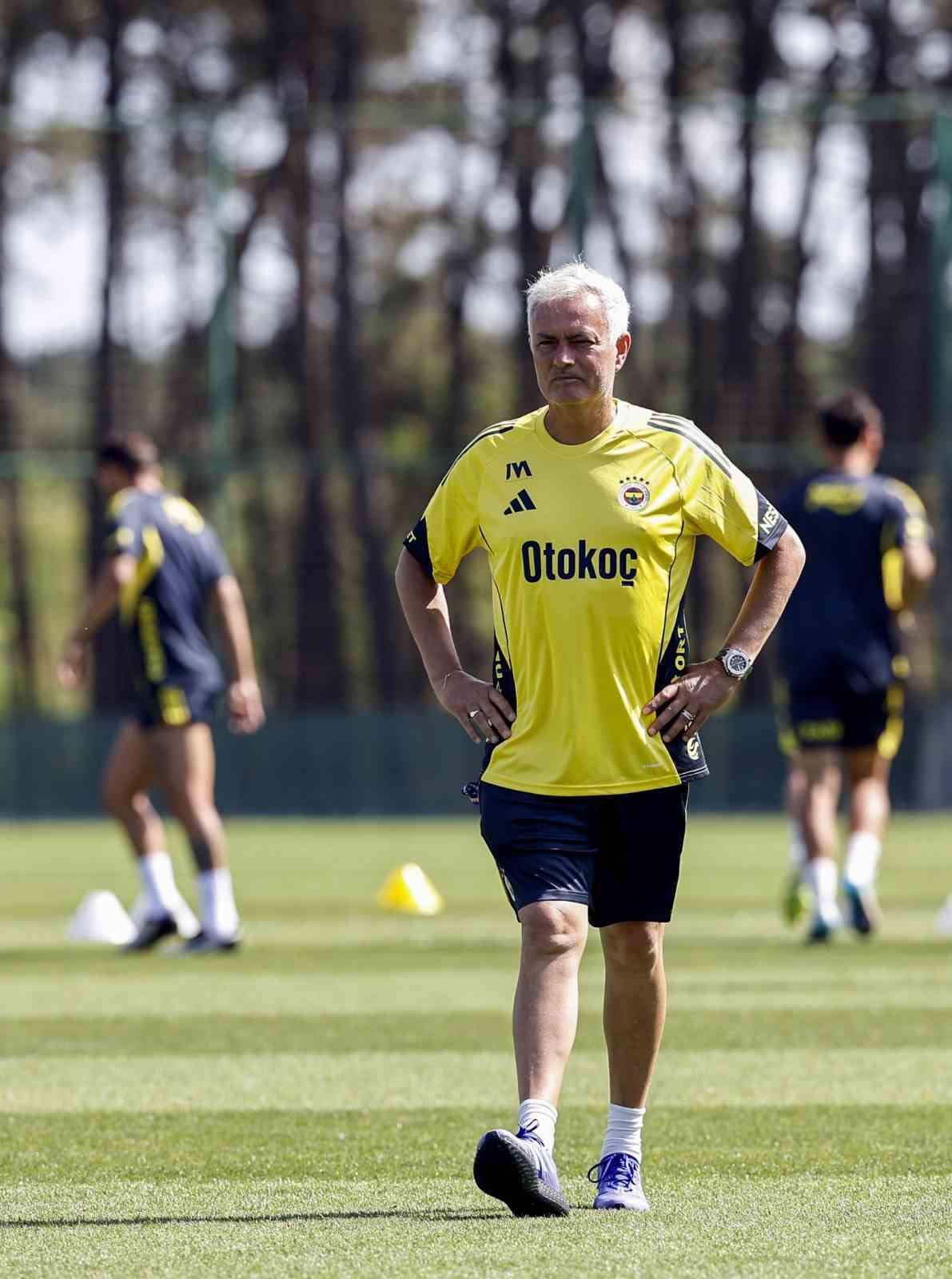 Fenerbah&ccedil;e&rsquo;de Başkan Ali Ko&ccedil;, antrenmanı takip etti
