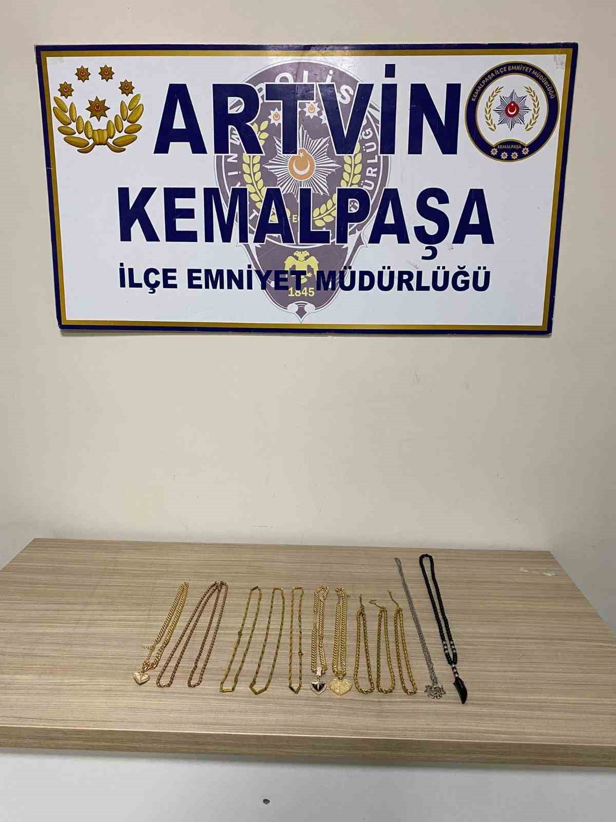 1 milyonluk ziynet eşyası &ccedil;aldılar, ka&ccedil;maya &ccedil;alışırken yakalandılar
