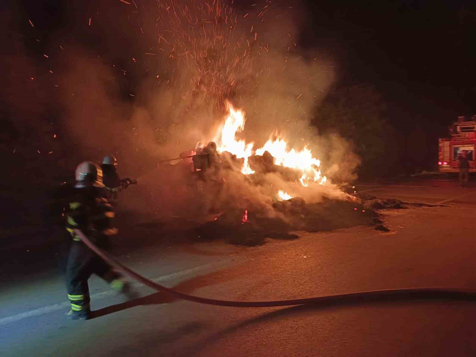 Seyir halindeki trakt&ouml;r&uuml;n r&ouml;morkundaki saman balyaları yandı
