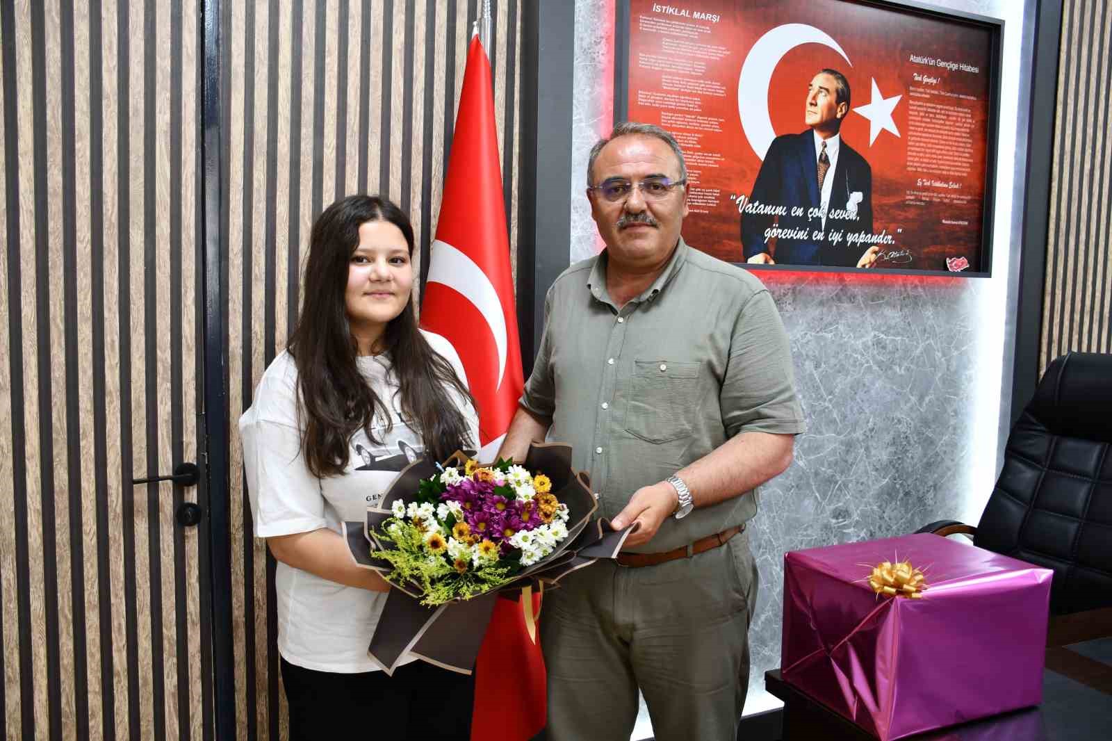 Vezirk&ouml;pr&uuml;&rsquo;n&uuml;n gururu: Asya Deniz Karakuş, LGS&rsquo;de T&uuml;rkiye birincisi oldu
