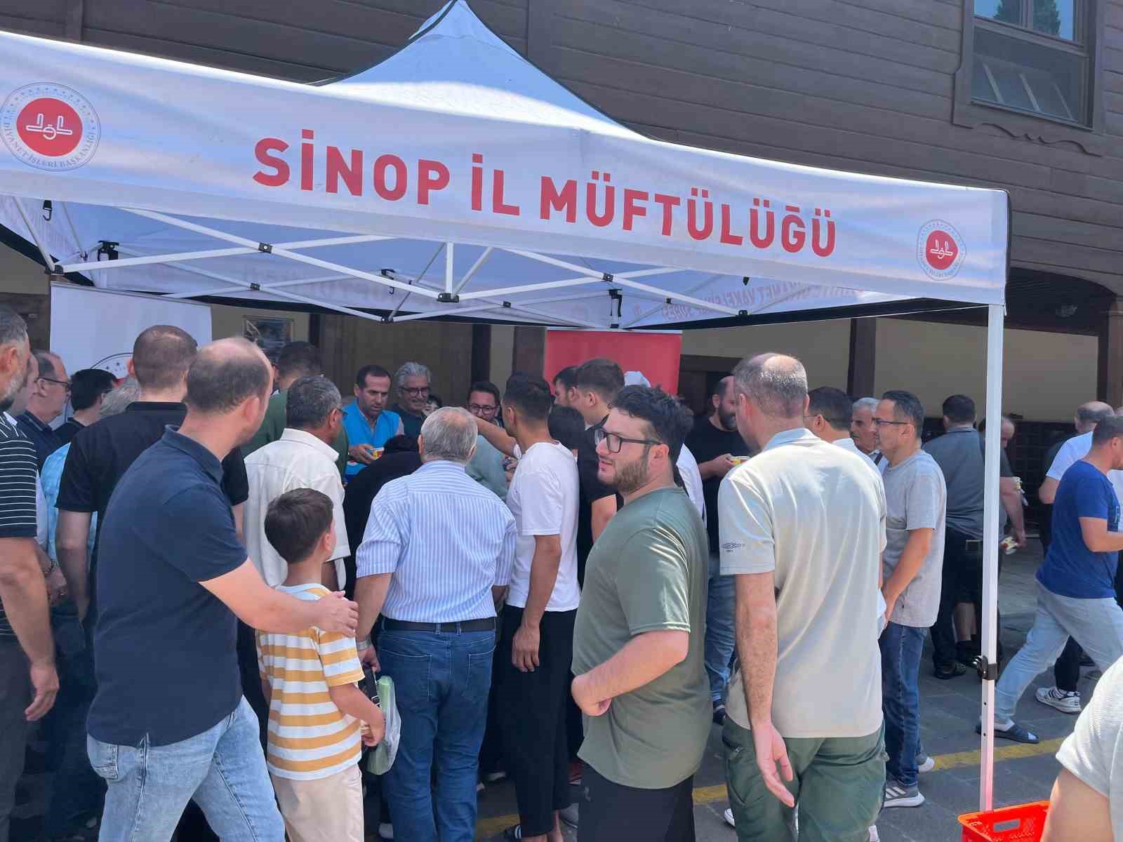 Sinop&rsquo;ta vatandaşlara aşure ikramı
