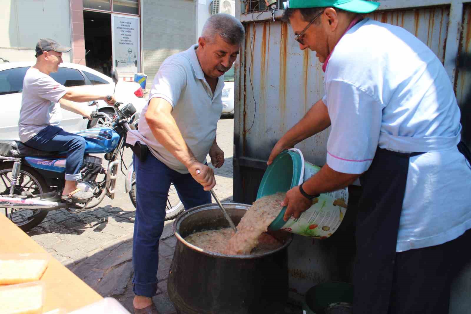 Sanayi esnafı aşure geleneğini devam ettirdi