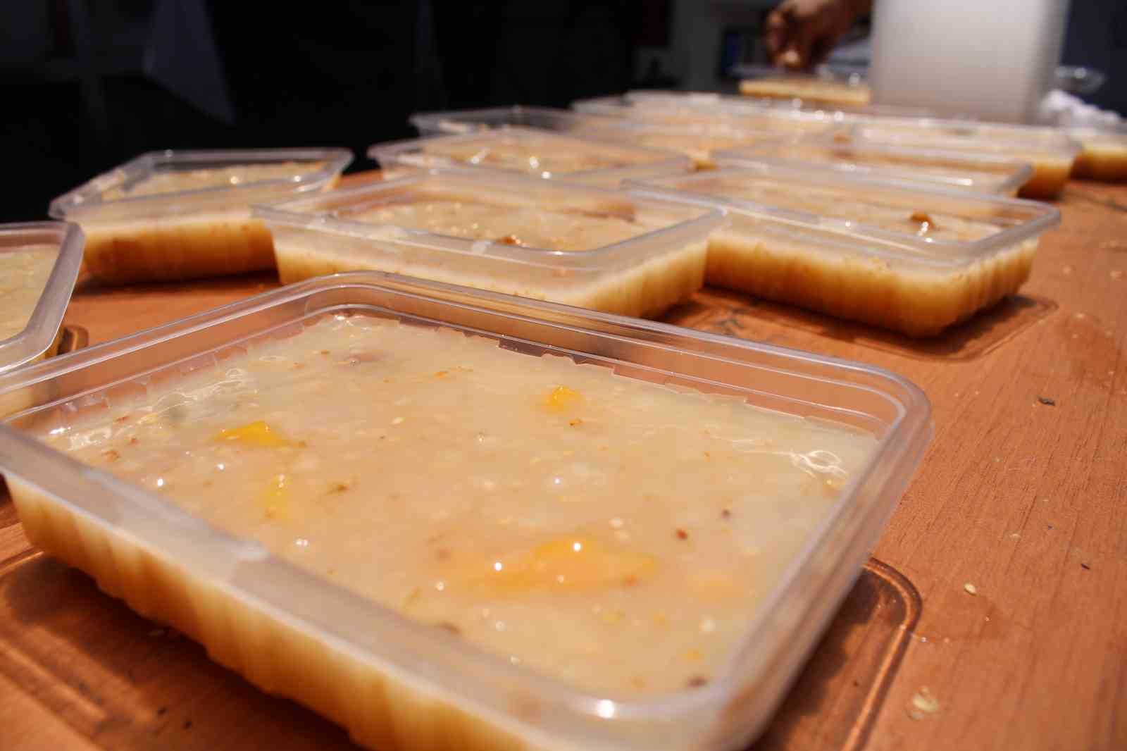 Sanayi esnafı aşure geleneğini devam ettirdi
