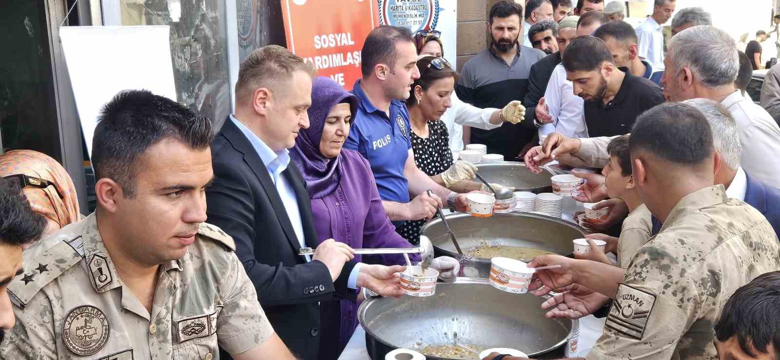 Bulanık Kaymakamlığından 3 bin kişiye aşure ikramı
