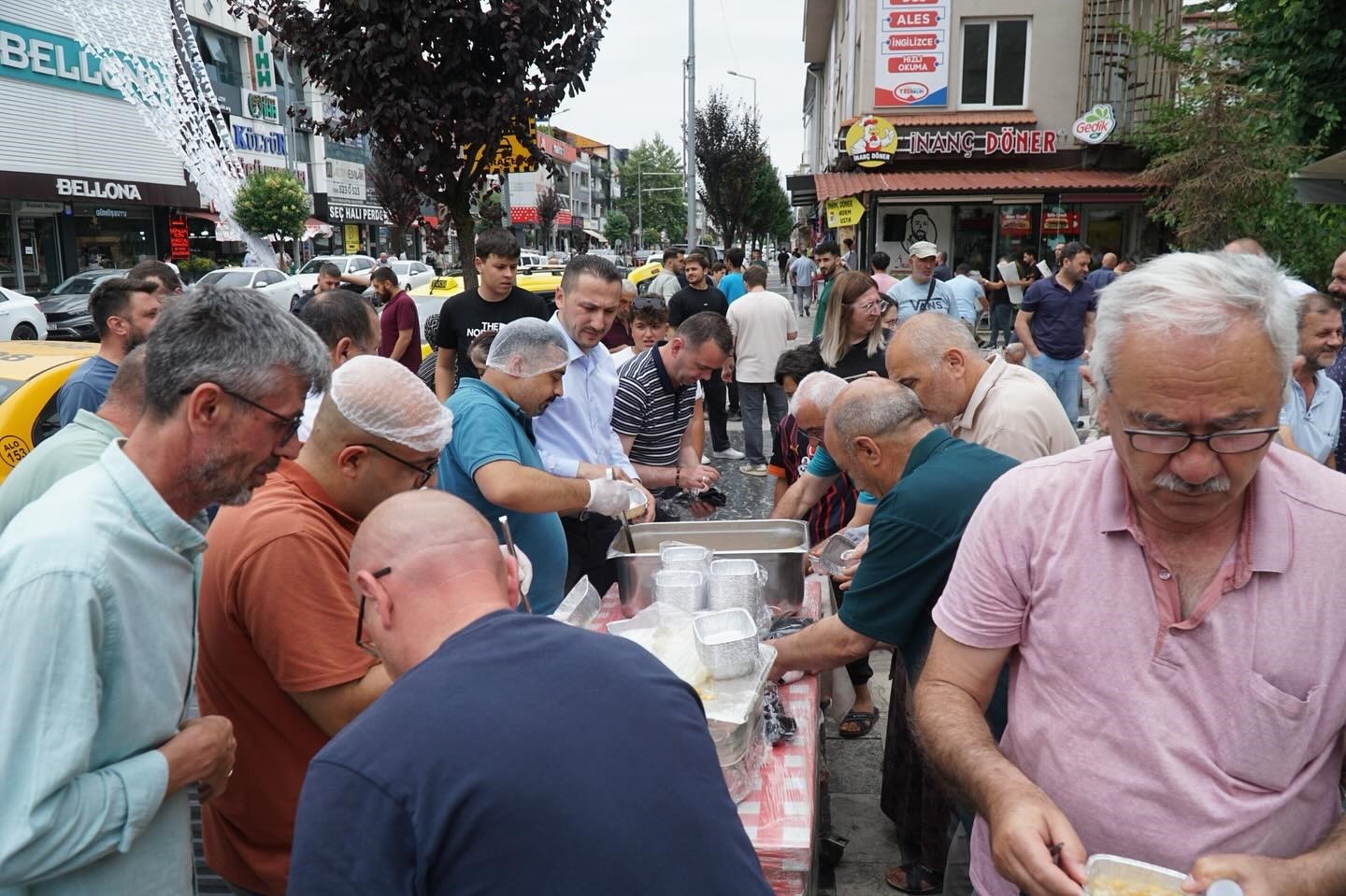 Aşure dağıtımıyla g&ouml;n&uuml;ller ısındı

