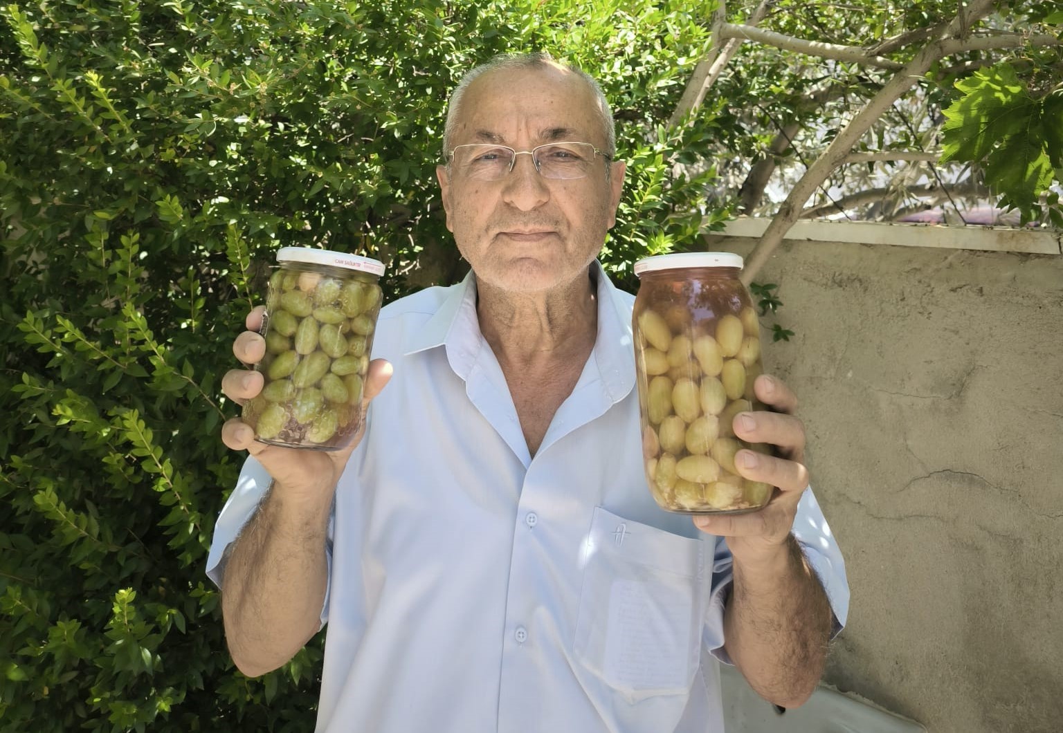 Sarıgöl’de Mevlana üzümünden yapılan turşu yoğun ilgi gördü