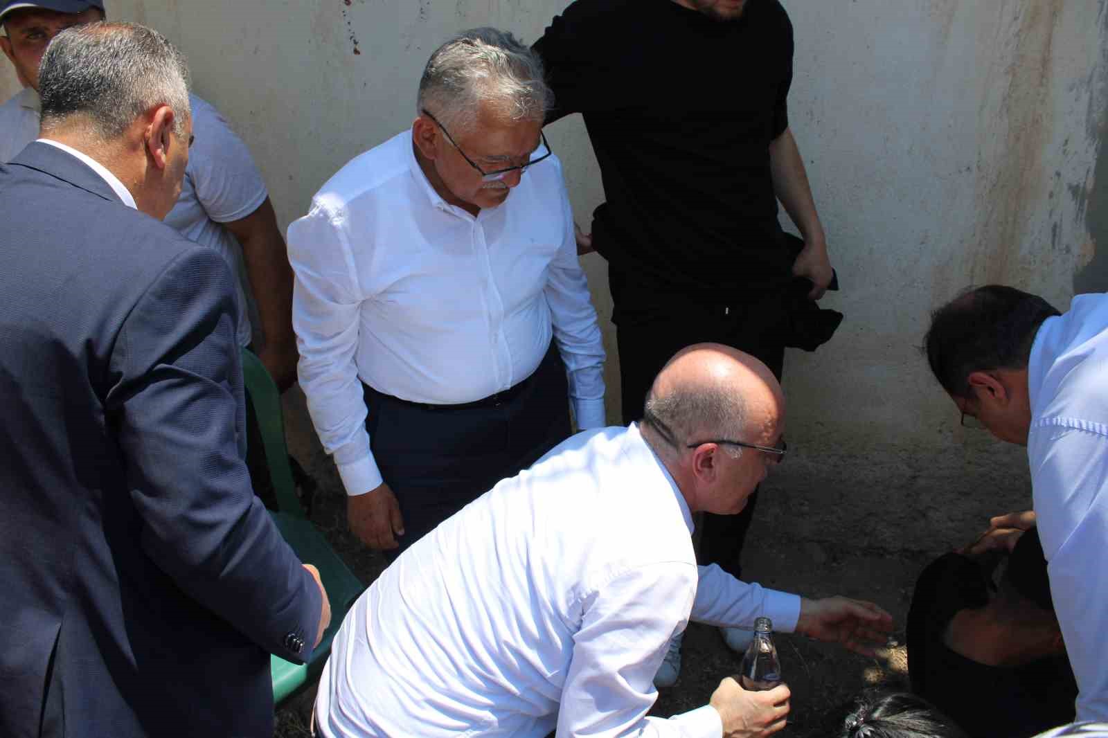 Sıcaktan bayılan gencin yardımına Başkan Büyükkılıç ve Sağlık Müdürü Erşan koştu