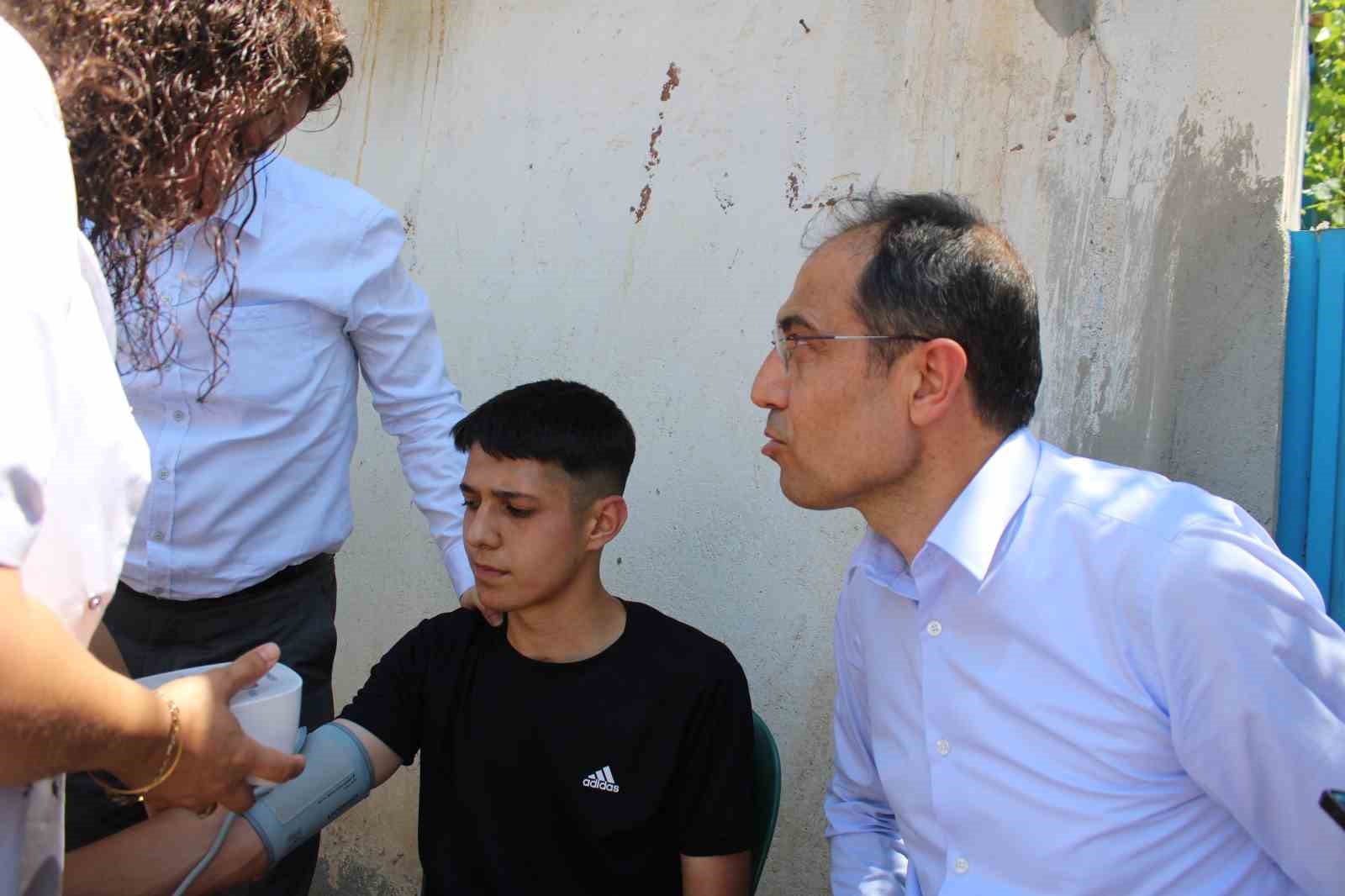 Sıcaktan bayılan gencin yardımına Başkan B&uuml;y&uuml;kkılı&ccedil; ve Sağlık M&uuml;d&uuml;r&uuml; Erşan koştu
