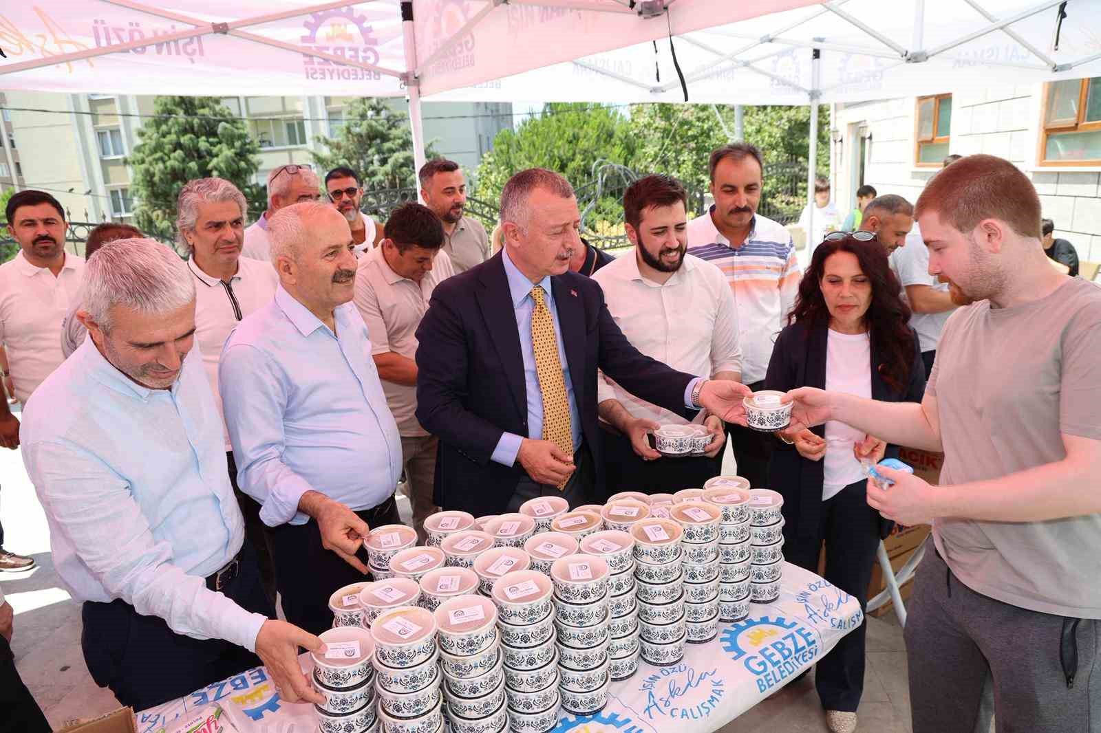 Cuma namazı sonrası aşure dağıtıldı
