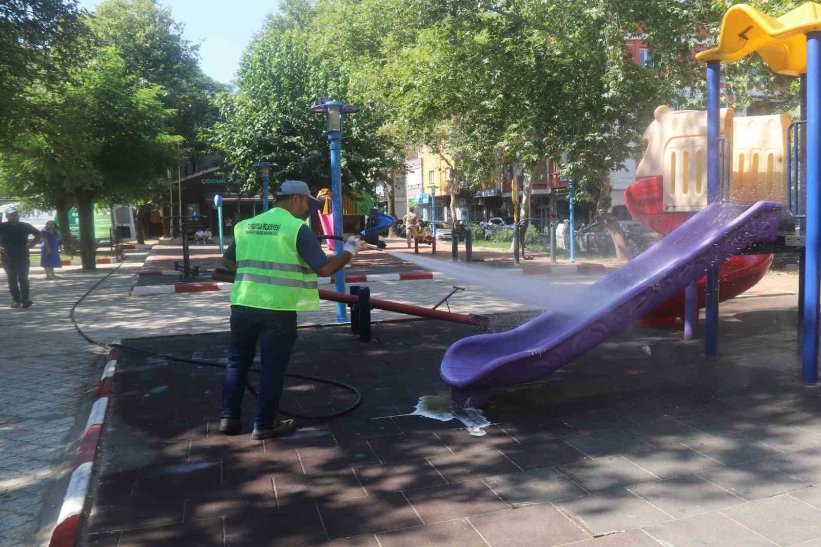 Turgutlu Belediyesinden parklarda yaz temizliği