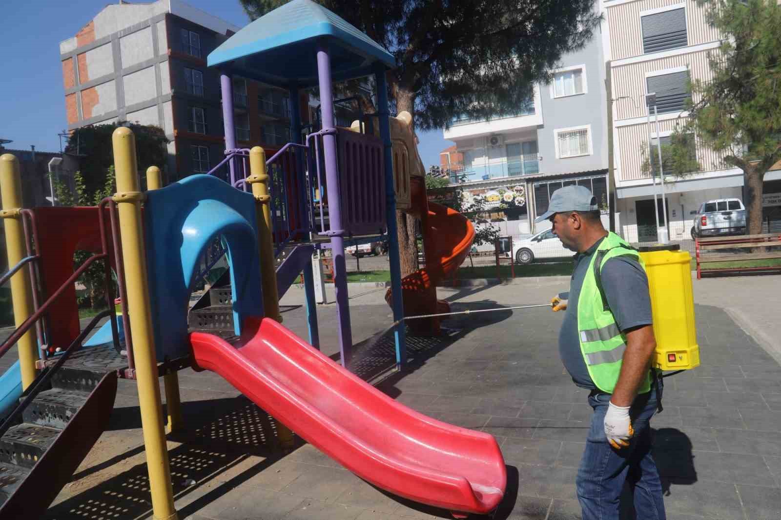 Turgutlu Belediyesinden parklarda yaz temizliği
