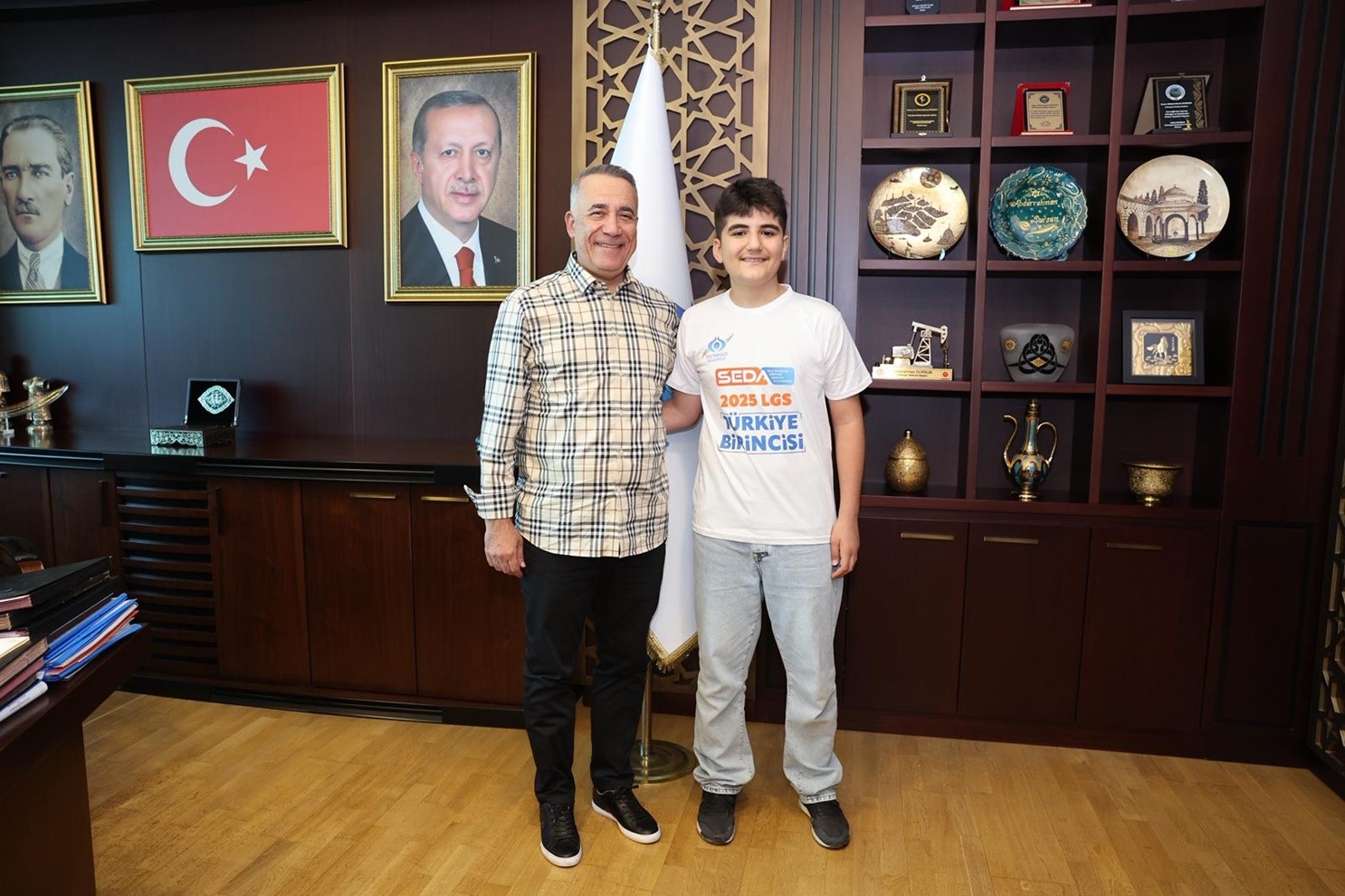 Sultangazili gençlerden büyük başarı: 2 LGS birincisi Başkan Dursun’u ziyaret etti