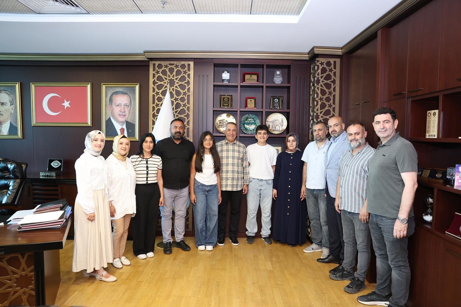 Sultangazili gençlerden büyük başarı: 2 LGS birincisi Başkan Dursun’u ziyaret etti