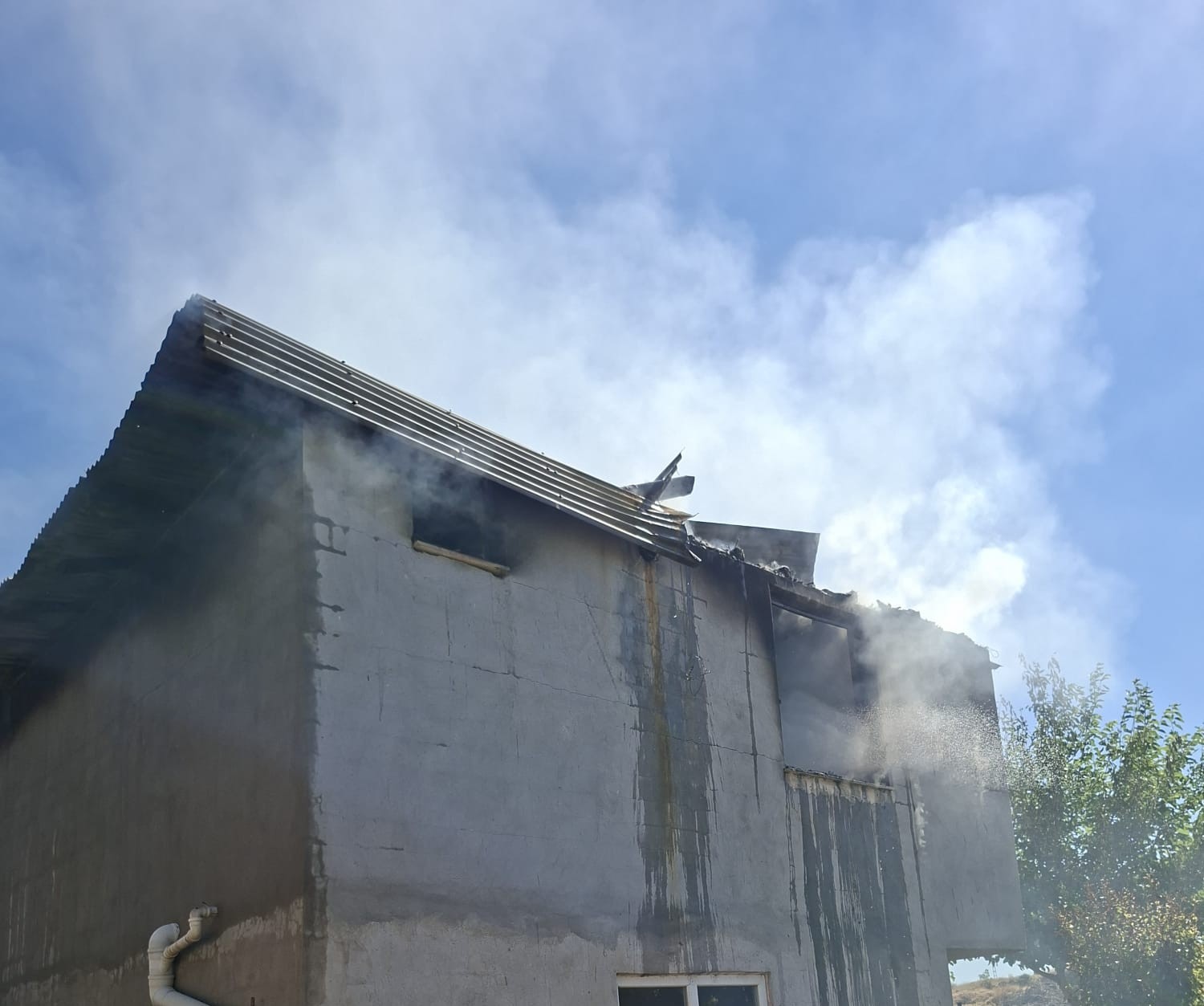 Arapgir&rsquo;de korkutan ev yangını
