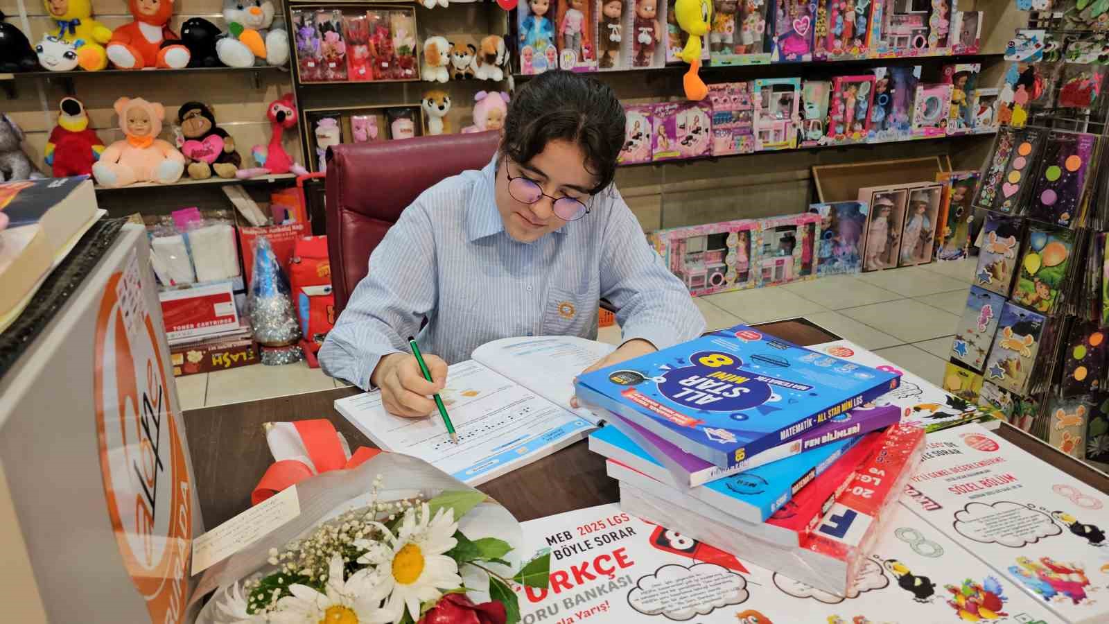 Tatvanlı Zeynep LGS&rsquo;de 500 tam puan alarak T&uuml;rkiye 1.&rsquo;si oldu
